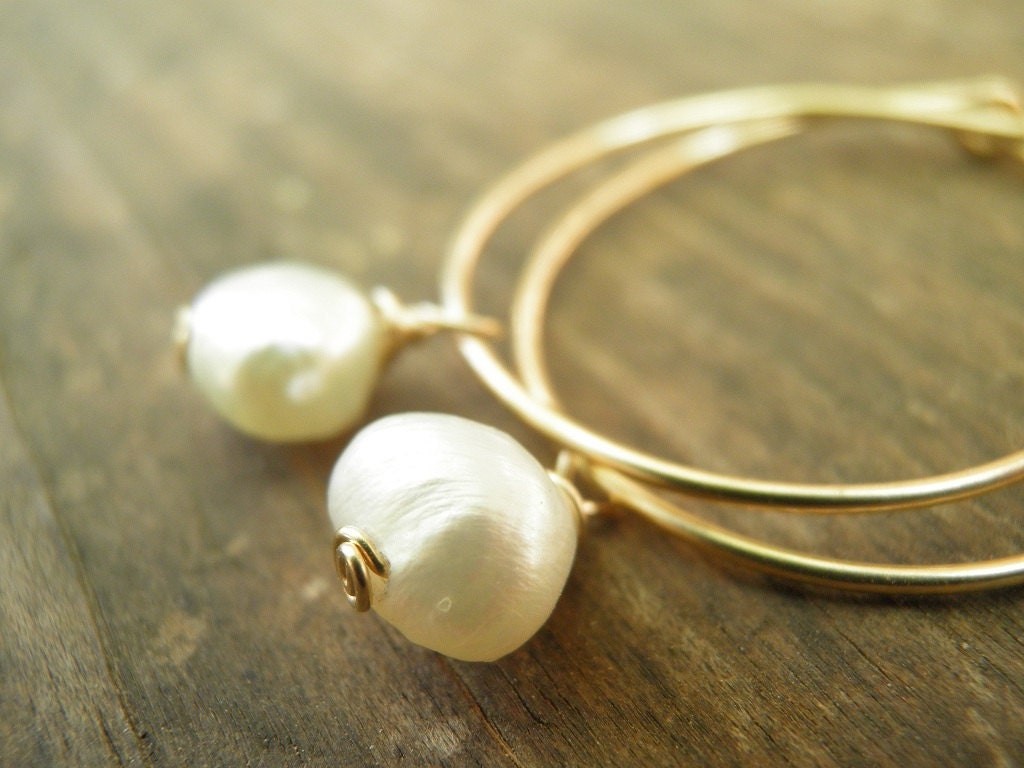 Juni Geburtststein Ohrringe Perle Creolen, Juni Geburtsstein, Braut Einfache Süßwasserperlen Gold, Jahrestag, Hochzeit, Geschenk Für Sie von AnnalisJewelry