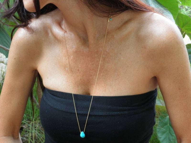 Lange Goldkette, Türkishalskette, Kleiner Blaugrüner Howlith-Türkistropfen-Halskette, Zarte 14K Gold Gefüllte Halskette Minimalist Anhänger von AnnalisJewelry