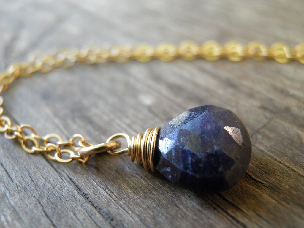 Natürlicher Blauer Saphir Halskette, September Geburtsstein Schmuck, Roher Fertiger Saphir, Kleine Tropfen Charm Golddraht Gewickelt von AnnalisJewelry