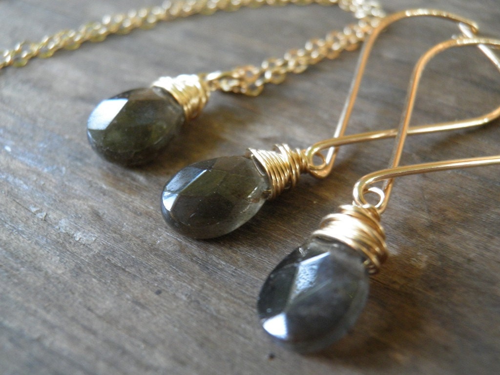 Oktober Geburtsstein, Herbstmode, Turmalin Halskette, Roher Natürlicher Facettiert Tropfen Anhänger, Rauchfarbe, 14K Gold Filled von AnnalisJewelry