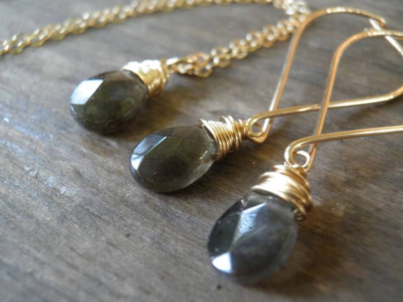 Oktober Geburtsstein, Herbstmode, Turmalin Halskette, Roher Natürlicher Facettiert Tropfen Anhänger, Rauchfarbe, 14K Gold Filled von AnnalisJewelry