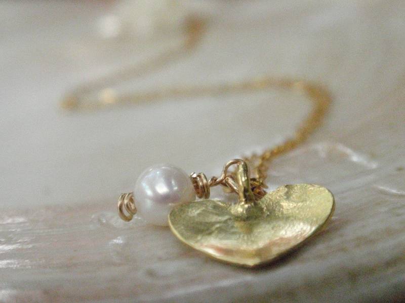 Perle Herz Anhänger Halskette, 14K Gold Gefüllt Charme, Jahrestag Geschenk, Braut Juni Birthstone von AnnalisJewelry