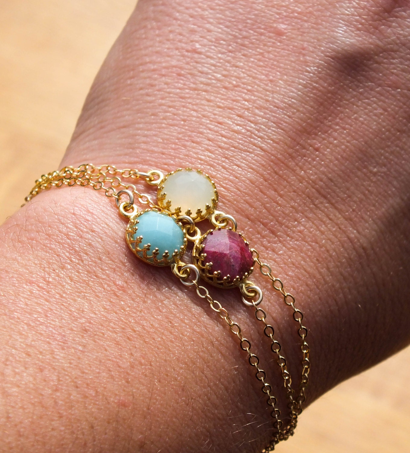 Rubin Armband Minimal Gold Mit 14K Fill Kette Zart Und Zierlich Rot Edelstein Muttertagsgeschenk Frühlingsverkauf von AnnalisJewelry