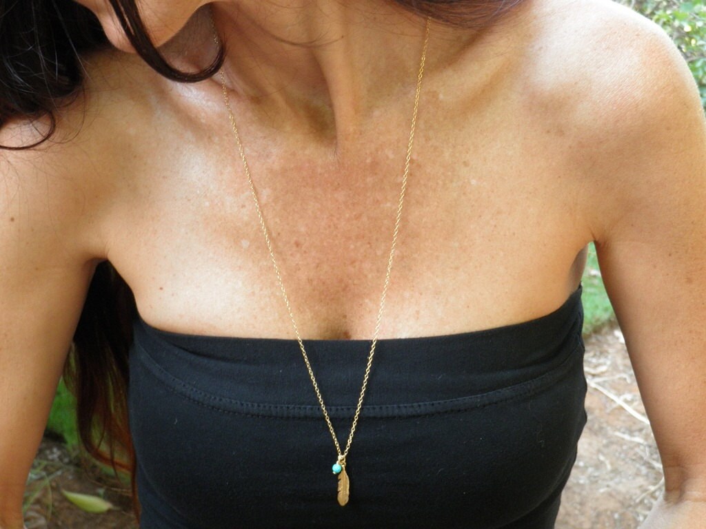 Türkis Halskette, Feder Lange Goldkette, Minimalist Anhänger Zarte Gold Schmuck, Gefüllte Halskette von AnnalisJewelry