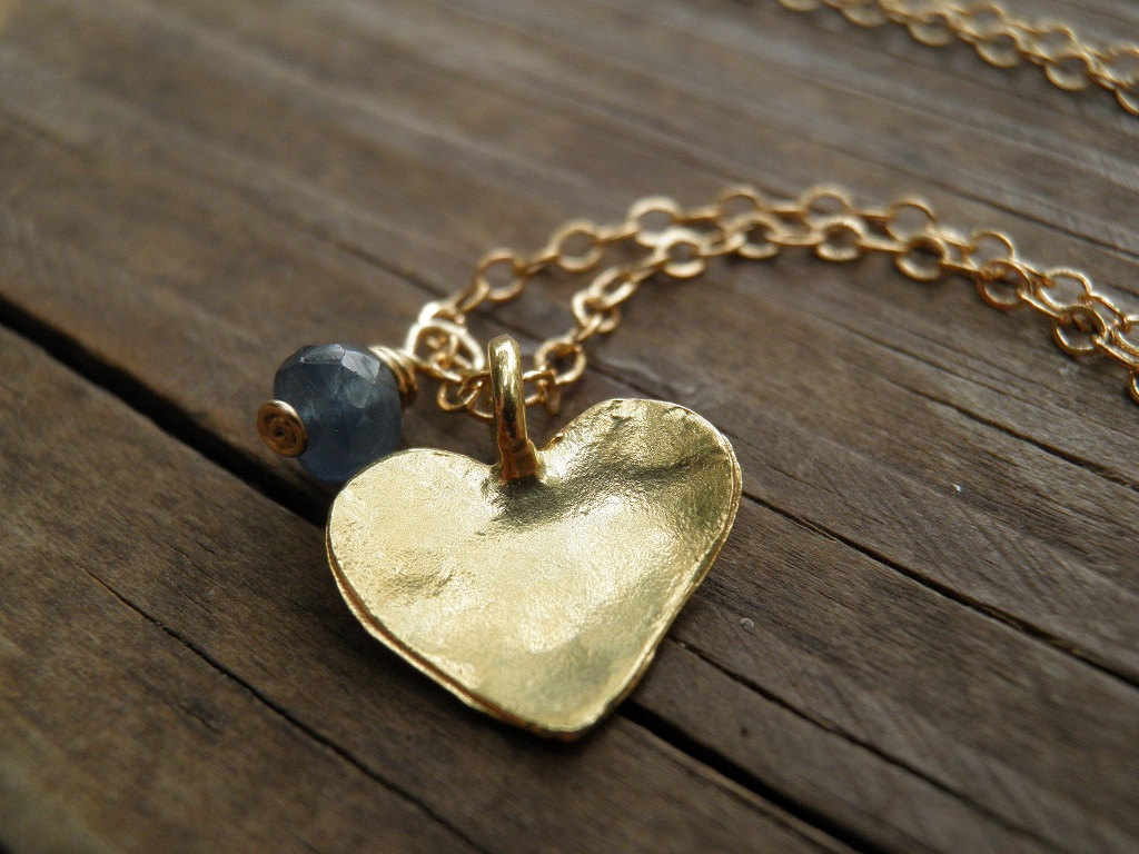 Valentinstag Geschenk, Gold Herz, Herz Schmuck, Echte Blaue Saphir Halskette 14K Gefüllt, September Birthstone, Charme von AnnalisJewelry