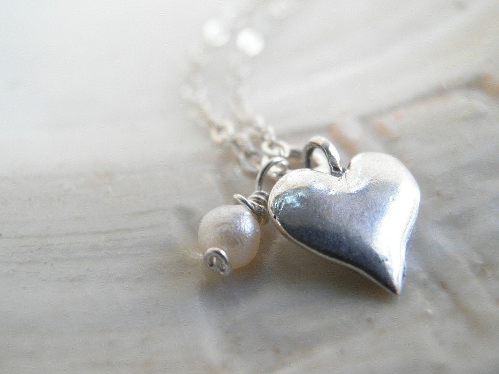 Valentinstag Geschenk, Herz Anhänger, Schmuck, Juni Birthstone Halskette, Sterling Silber Perle Kleine Halskette von AnnalisJewelry