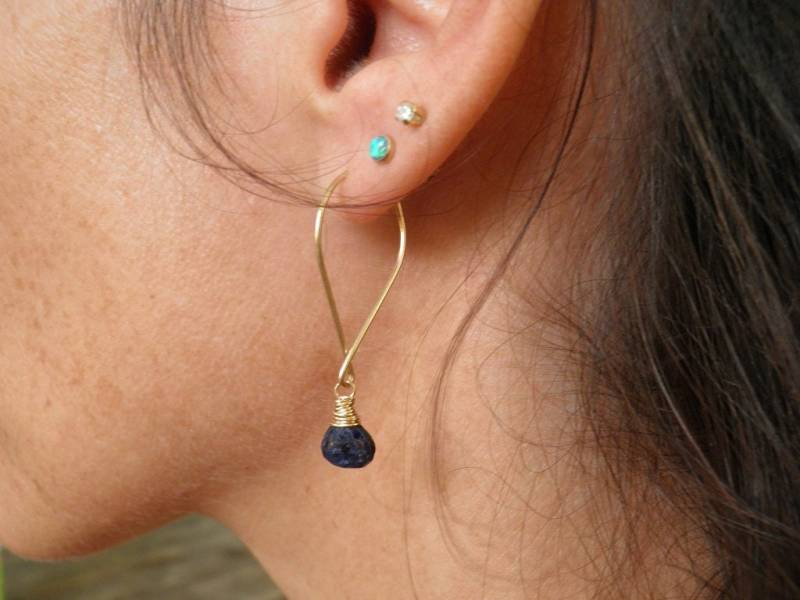 Valentinstag Geschenk, Natur Blau Saphir Gold Ohrringe September Geburtsstein Schmuck, Statement Ohrringe, Rauschliff Facettiert Kleiner Tropfen von AnnalisJewelry