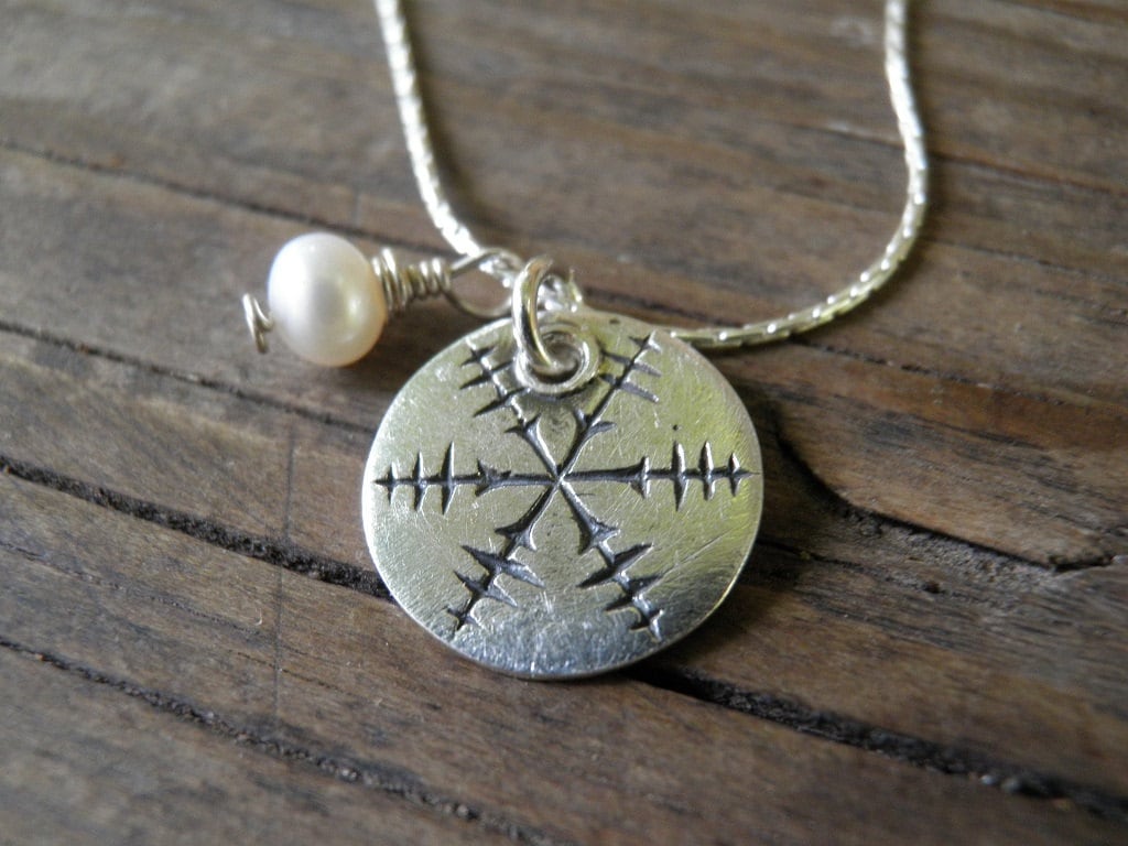 Valentinstag Geschenk, Schneeflocke Schmuck Kleine Silber Halskette Perlenkette Minimalist Disc Charm Geschenk von AnnalisJewelry