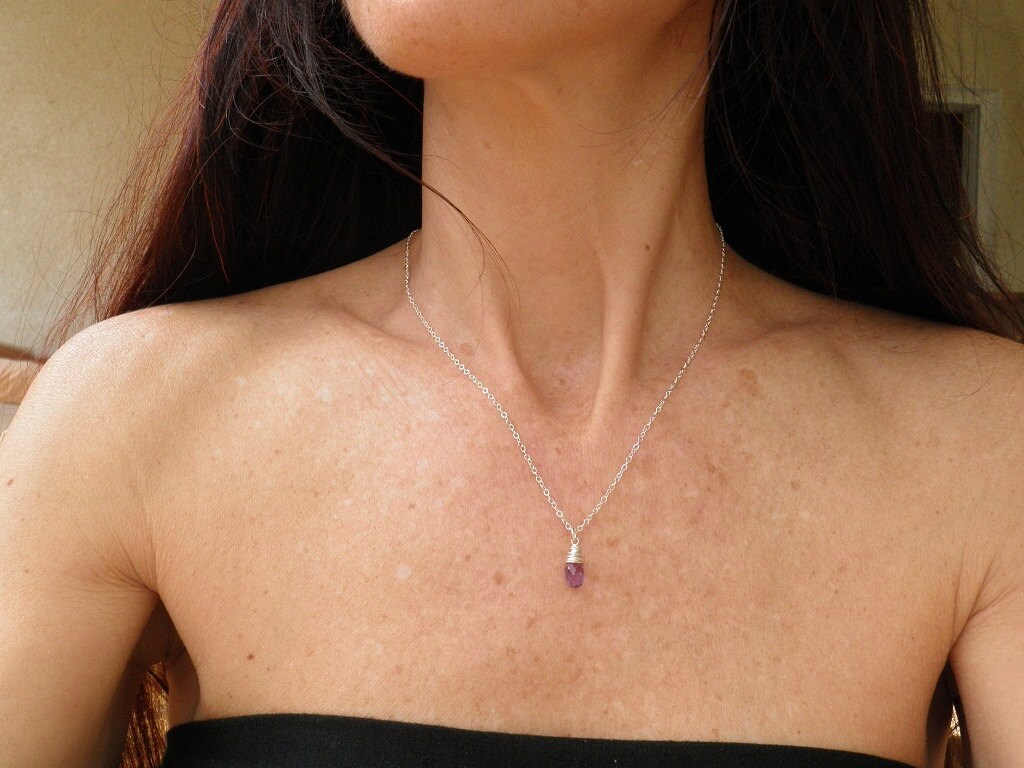 Winzige Amethyst Teardrop Halskette, Schmuck, Lila Rough Cut Sterling Silber, Februar Birthstone Halskette von AnnalisJewelry