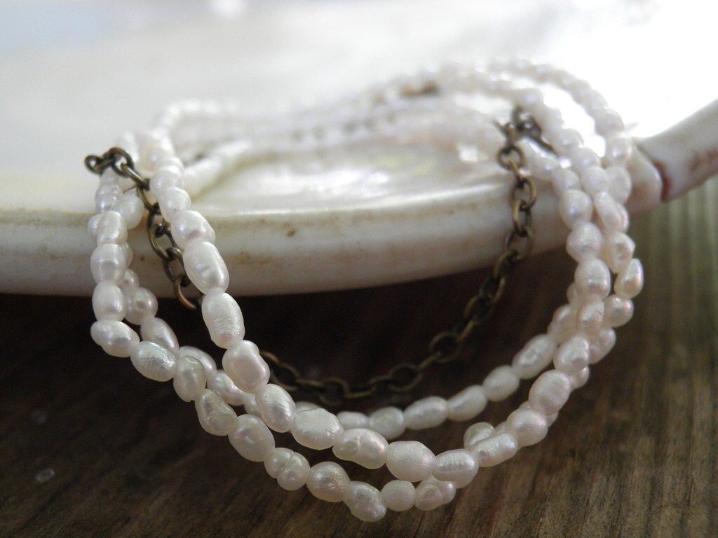 Winzige Reis Perlen Gewickelt Armband, Vintage-stil Zarte Antik Messing Kette Extender, Schmuck, Juni Birthstone Armband von AnnalisJewelry