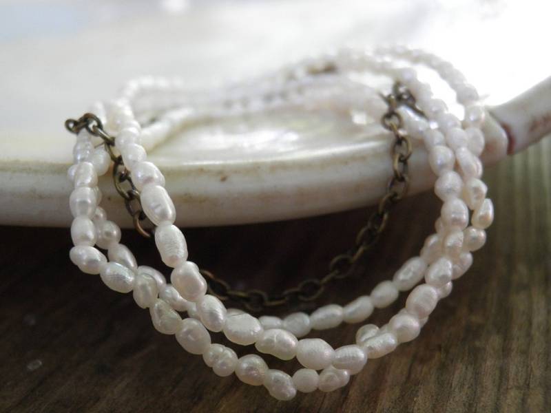 Winzige Reis Perlen Gewickelt Armband, Vintage-stil Zarte Antik Messing Kette Extender, Schmuck, Juni Birthstone Armband von AnnalisJewelry