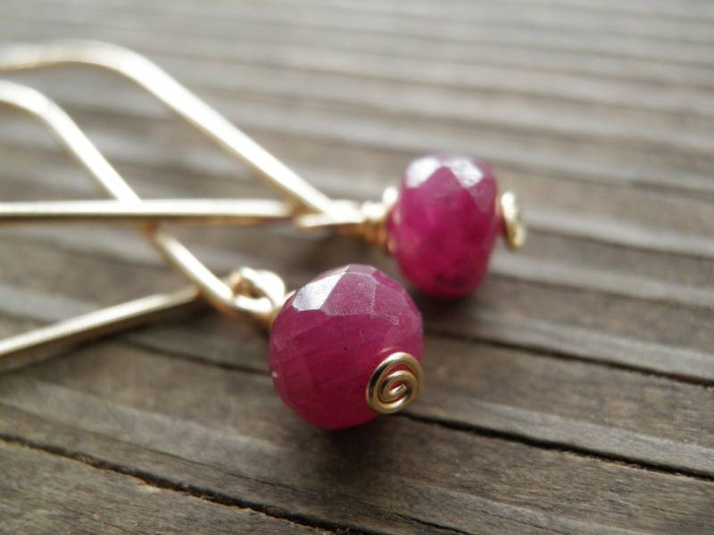 Zierliche Baumeln Rubin Ohrringe, Juli Birthstone, Echte Schmuck, Braut Zarte Ohrringe von AnnalisJewelry