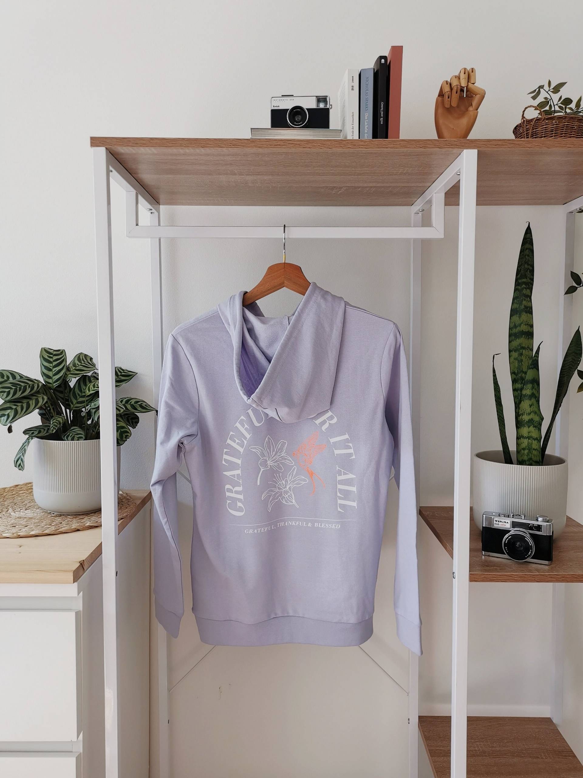 Hoodie Grateful | Christlicher Pullover Damen Flieder Annamaria Design Hoodie Grateful | Christlicher Pullover Damen Flieder Annamaria Design von AnnamariaDesignShop