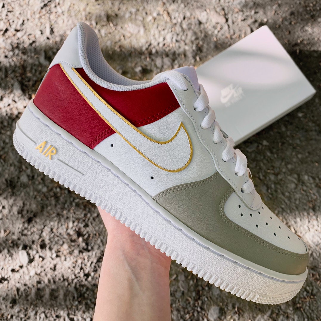 Nike Air Force 1 Gold Metallic - Red Grey Custom Sneakers Hand Painted Shoes Af1 Colour Combination von AnnamarieDIY