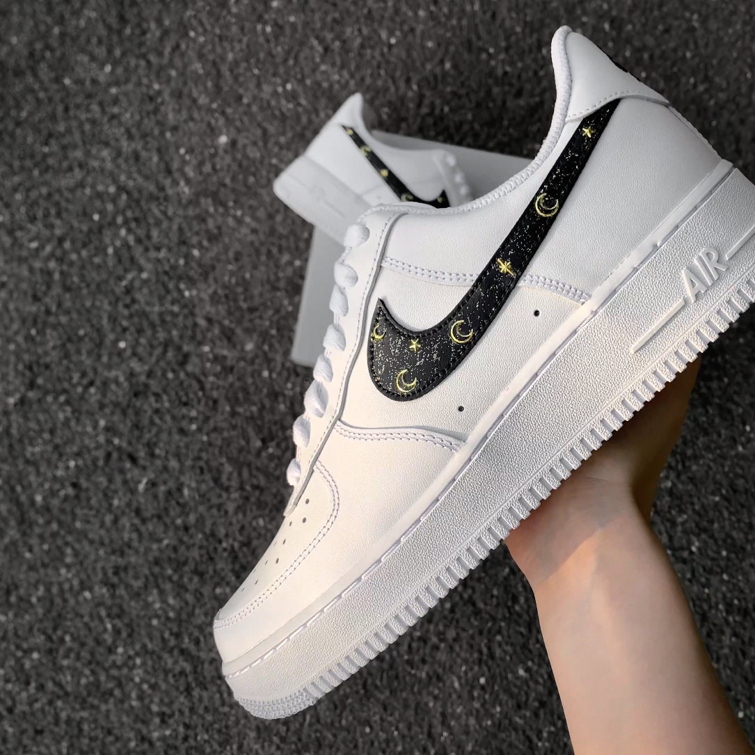 Nike Air Force 1 Nightsky - Custom Sneaker Glitter, Stars & Moons Golden Glitter Hand-Painted Shoes Af1 von AnnamarieDIY