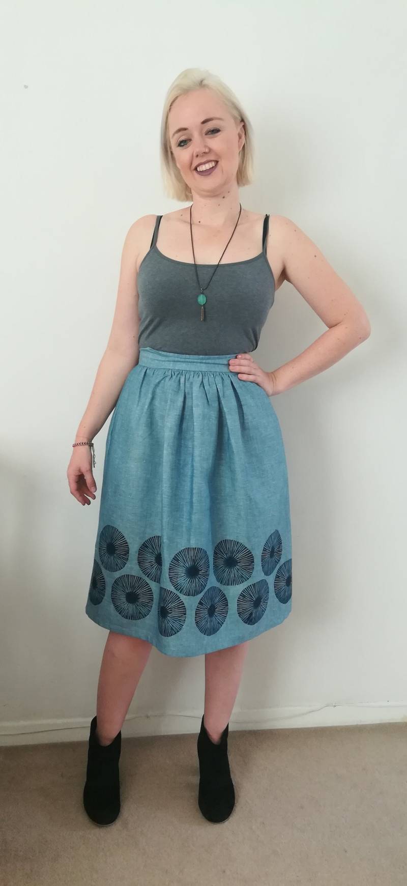 Handbedruckter A-Linien-Rock Indigo Circles, Leinenmischung Mit Taschen von AnnapatatStudio