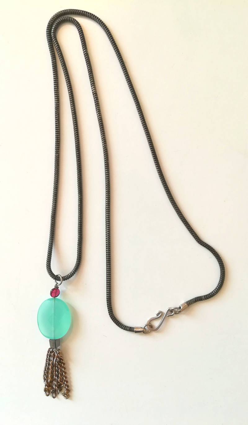 Aqua Chalcedon Anhänger Granat, Hämatit & Messing Quaste von AnnapatatStudio