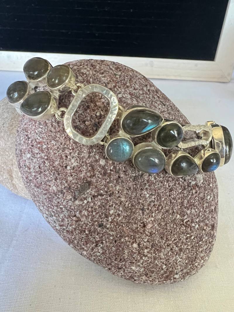Handgemachtes Klobiges Labradorit Armband Mit 925 Sterling Silber von AnnapurnaArtsByAna