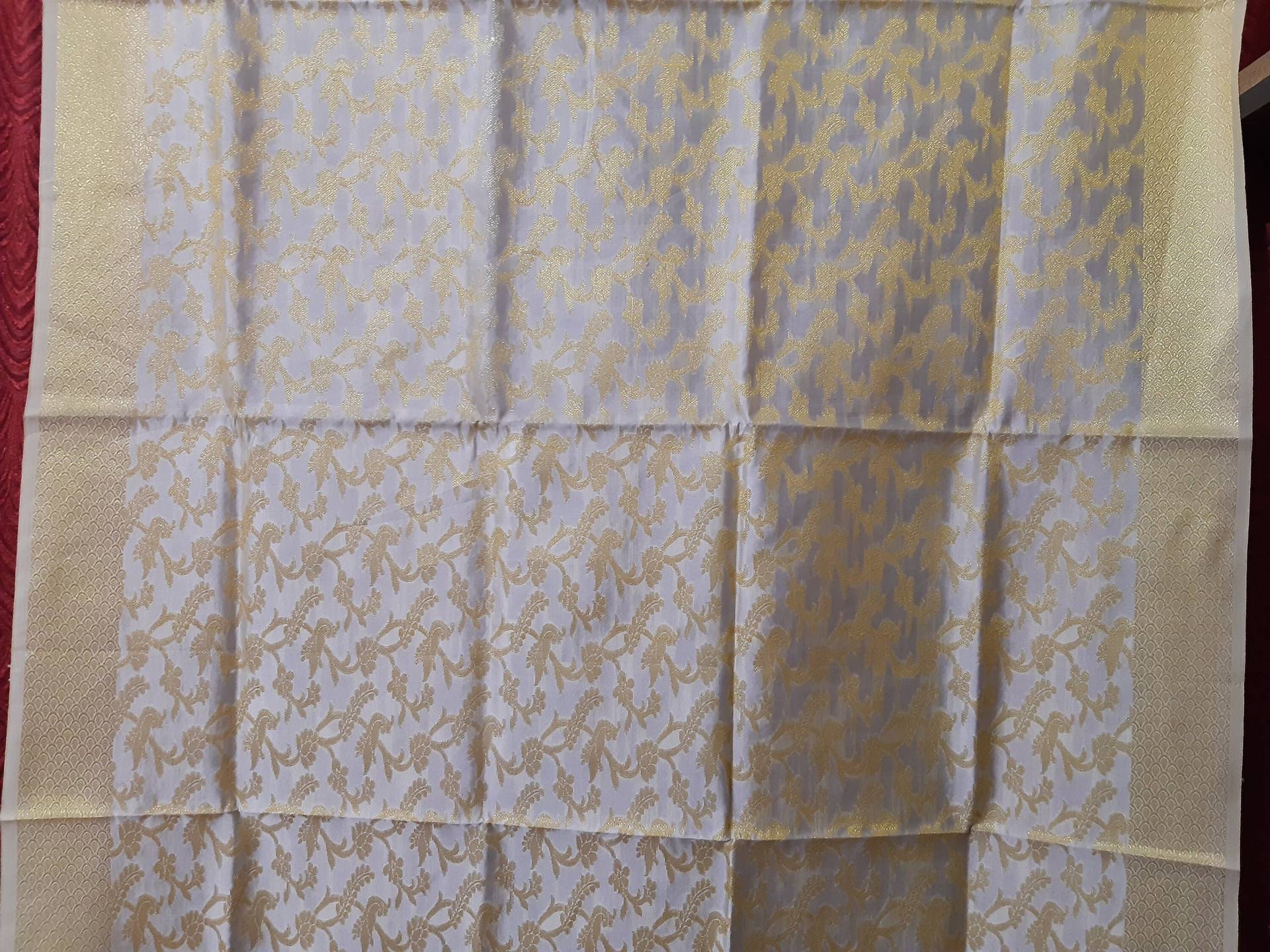 Banarasi Traditionelle Weißgold Kunstseide Dupatta Handwebstuhl Handgefertigte Seide Zari Arbeit Über 2, 5 M × 0, 9 Seidenschals von AnnapurnaTextiles