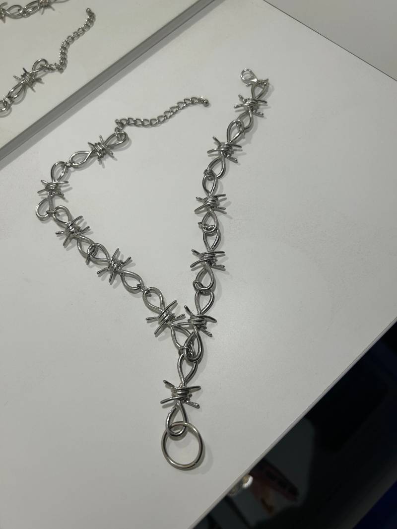 Kette Stacheldraht Grunge Kette Stacheldraht Grunge von Annas711