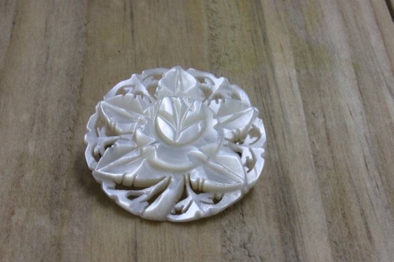 Geschnitzte Perlmutt Brosche - Vintage 80Er Jahre Floral Pin von Annas7Closet