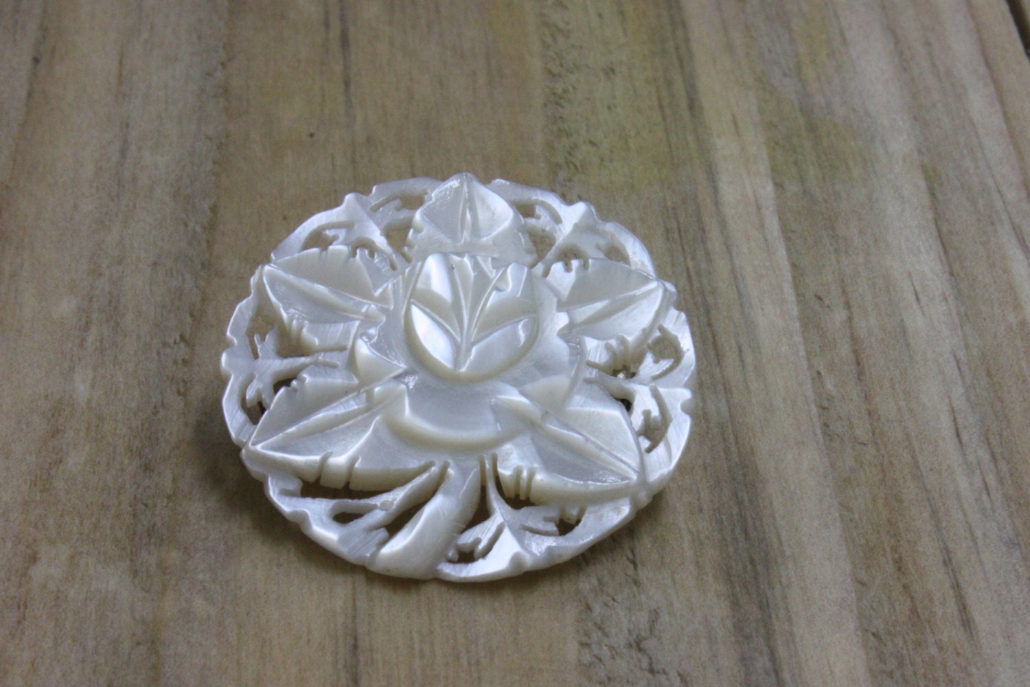 Geschnitzte Perlmutt Brosche - Vintage 80Er Jahre Floral Pin von Annas7Closet