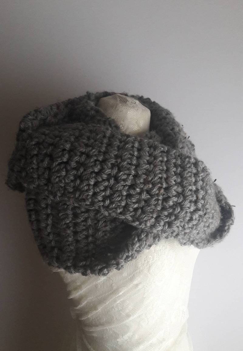 Handgefertigter Grobstrick Häkelschal Unisex Grauer Tweed Loop von Annas7Closet