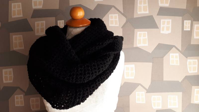Handgefertigter Grobstrick Häkelschal - Unisex Loop in Schwarz von Annas7Closet