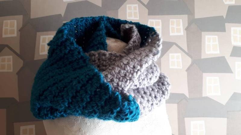 Handgefertigter Grobstrick Häkelschal Unisex Loop in Türkis & Grau | Wolle von Annas7Closet