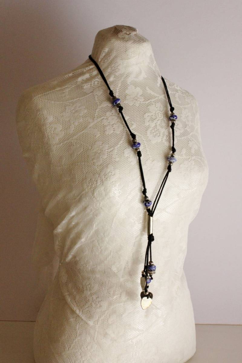 Handgemachte Porzellanperlen Statement Halskette Silberne Herzen, Schwarze Seidenkordel von Annas7Closet