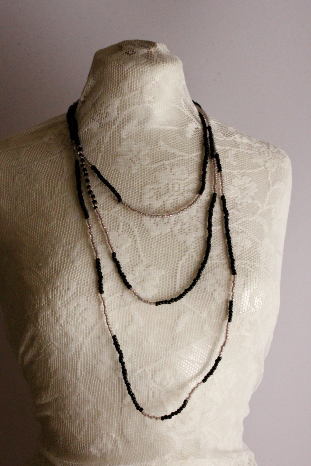 Schwarz Und Klar Halskette, Handgemachte Beats Weiß Chic Statement Halskette von Annas7Closet