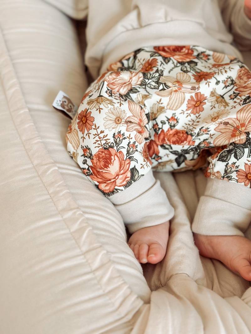 Pumphose Baby Blumen Herbst Handmade | Mitwachsend 44-110 Mädchenhose Boho Style Geschenk Geburt Taufe Geburtstag von AnnasFadenliebe