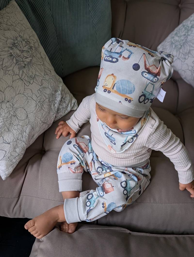 Baby Pumphose Baufahrzeuge Handmade Set | Mitwachshose Junge Outfit Mit Knoten-Mütze & Halstuch Geschenk Geburt Taufe von AnnasFadenliebe