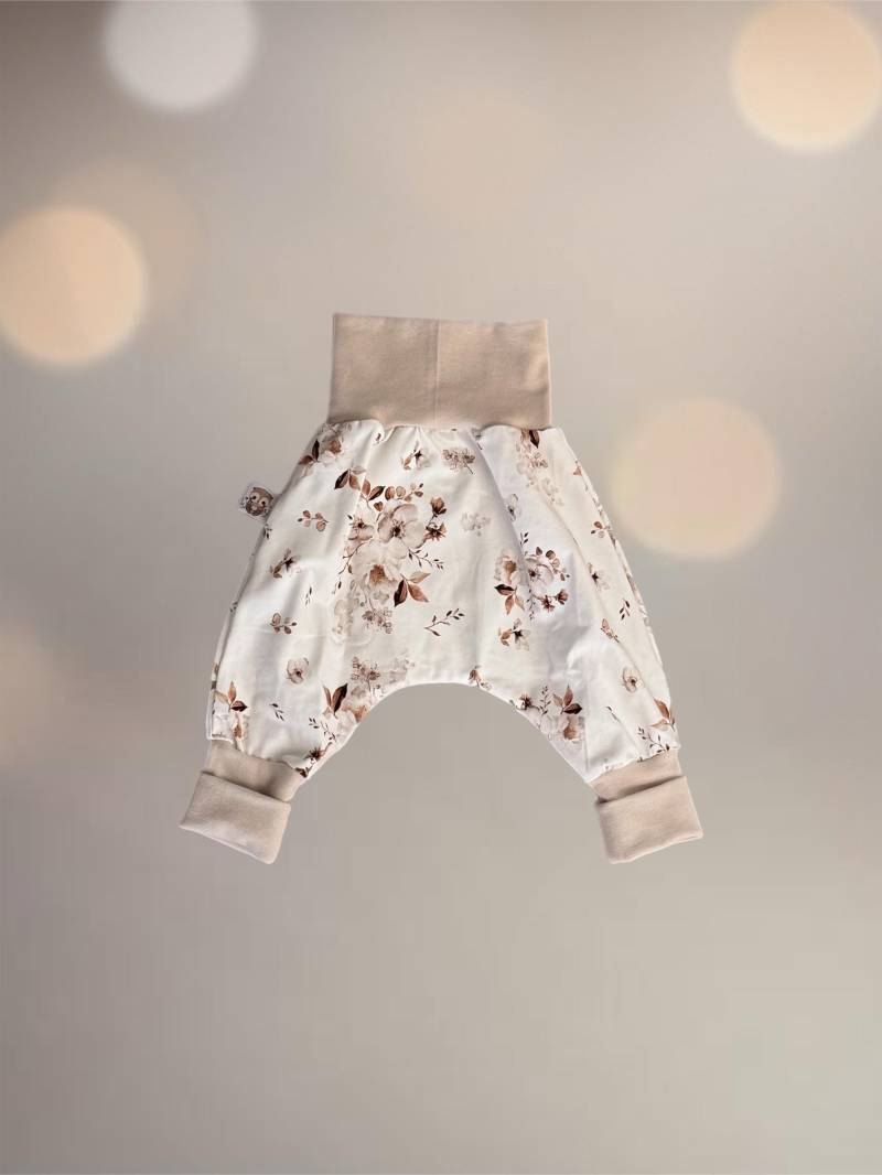 Baby Pumphose Mit Blumen - Babykleidung Beige Taufgeschenk Mädchen Kinderhose Neugeborene Kleidung Set Kleinkind Hose von AnnasFadenliebe