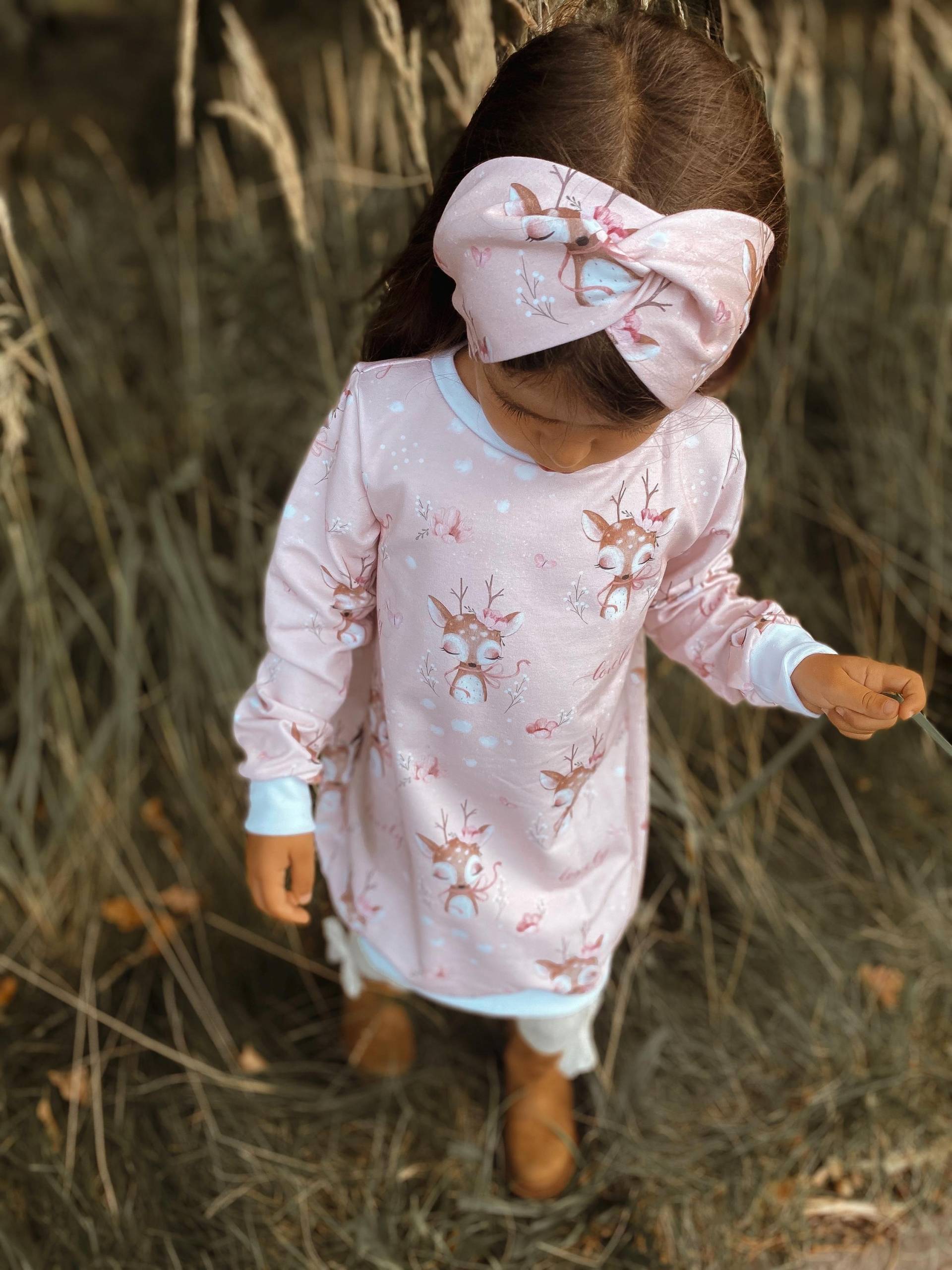 Festliches Weihnachtskleid Mädchen - Rosa Ballonkleid & Oversize Sweater Mit Rehen Handmade Bio Kinderoutfit Gr. 56-170 von AnnasFadenliebe