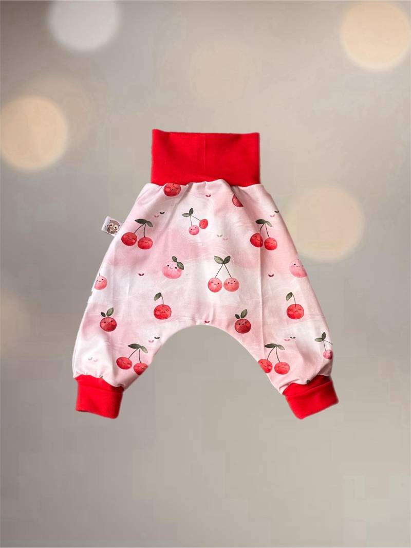 Pumphose Baby Kirschen Handmade | Mitwachsend 44-110 | Wächst 2-3 Größen Mit Mädchen Babyhose Geschenk Geburt Taufe von AnnasFadenliebe