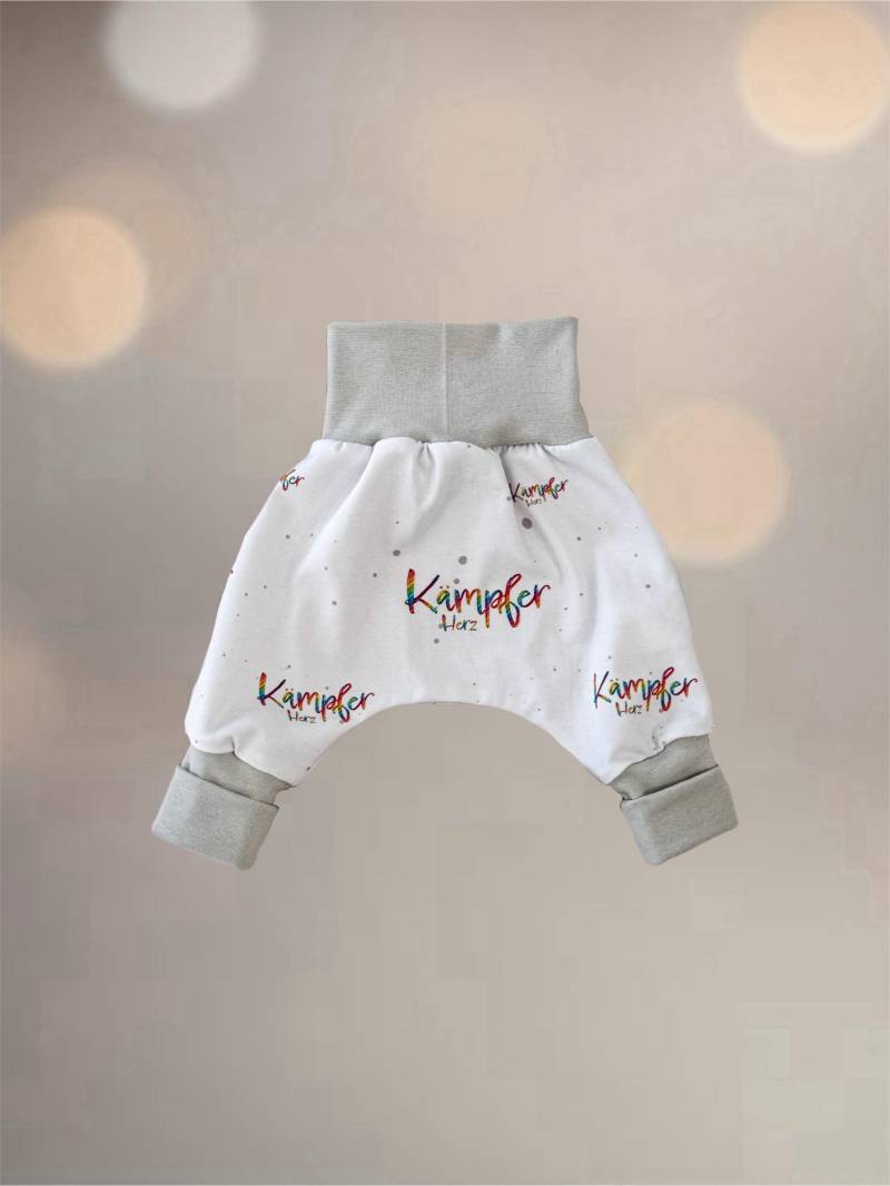 Set "Kämpfer Herz" - Pumphose Mit Langen Bündchen + Knoten-Mütze Halstuch Personalisiert Frühchen Geschenk Gr. 92 von AnnasFadenliebe