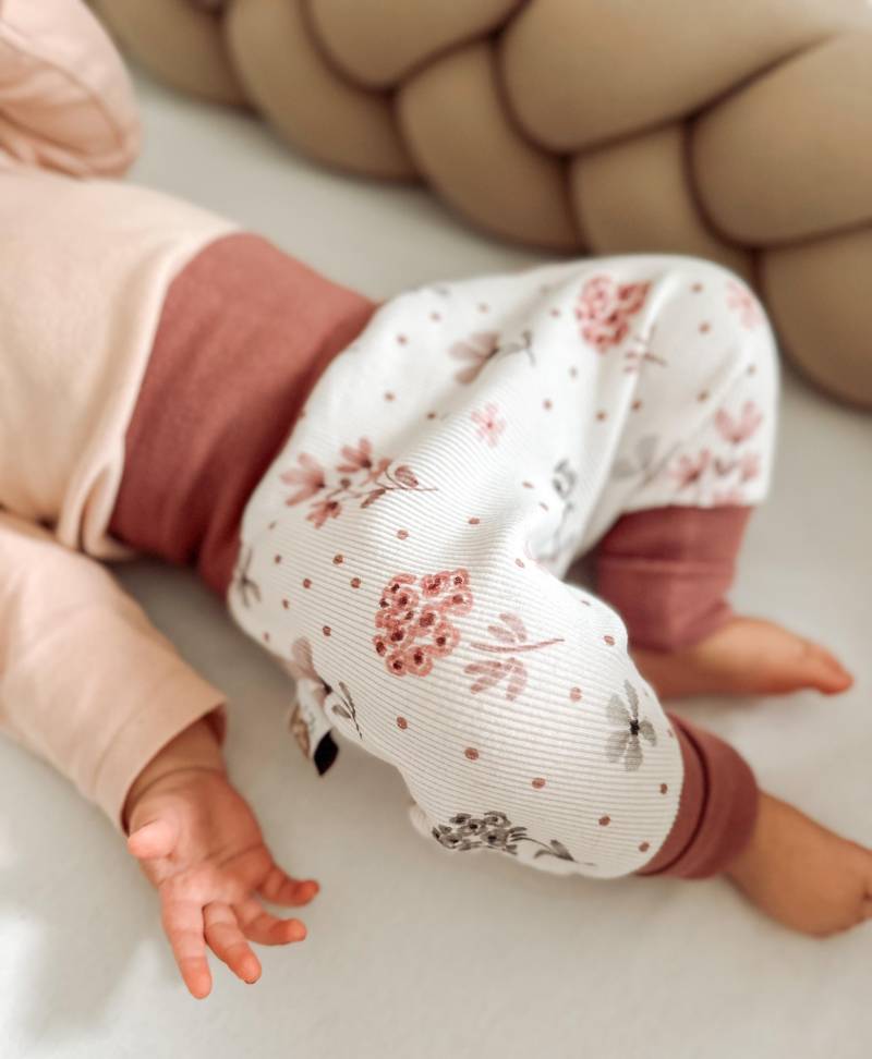 Pumphose Baby Mädchen Blumen Handmade Set Mit Mütze & Halstuch | Mitwachsend 44-110 | Wächst 2-3 Größen Mit Geschenk Geburt Taufe von AnnasFadenliebe
