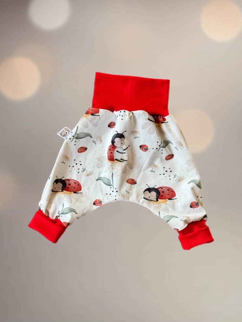 Pumphose Baby Kinder Marienkäfer Gr. 44-110 | Mitwachsend 2-3 Größen Mädchen Jungen Unisex Hose Geschenk Geburt Taufe Frühling Sommer von AnnasFadenliebe