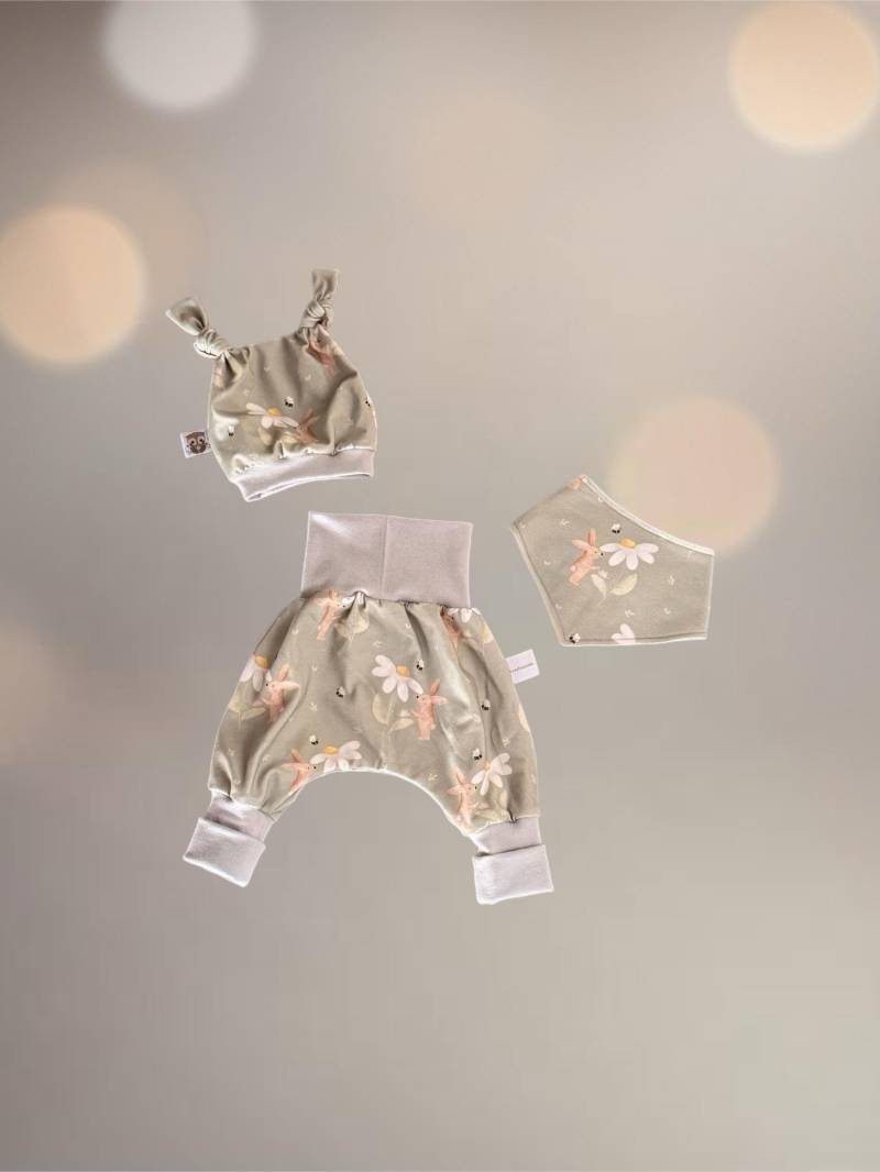 Pumphose Baby Häschen Frühling Handmade Set Mütze & Tuch | Mitwachsend 44-110 | Wächst 2-3 Größen Mit Osteroutfit Geschenk Geburt Taufe von AnnasFadenliebe