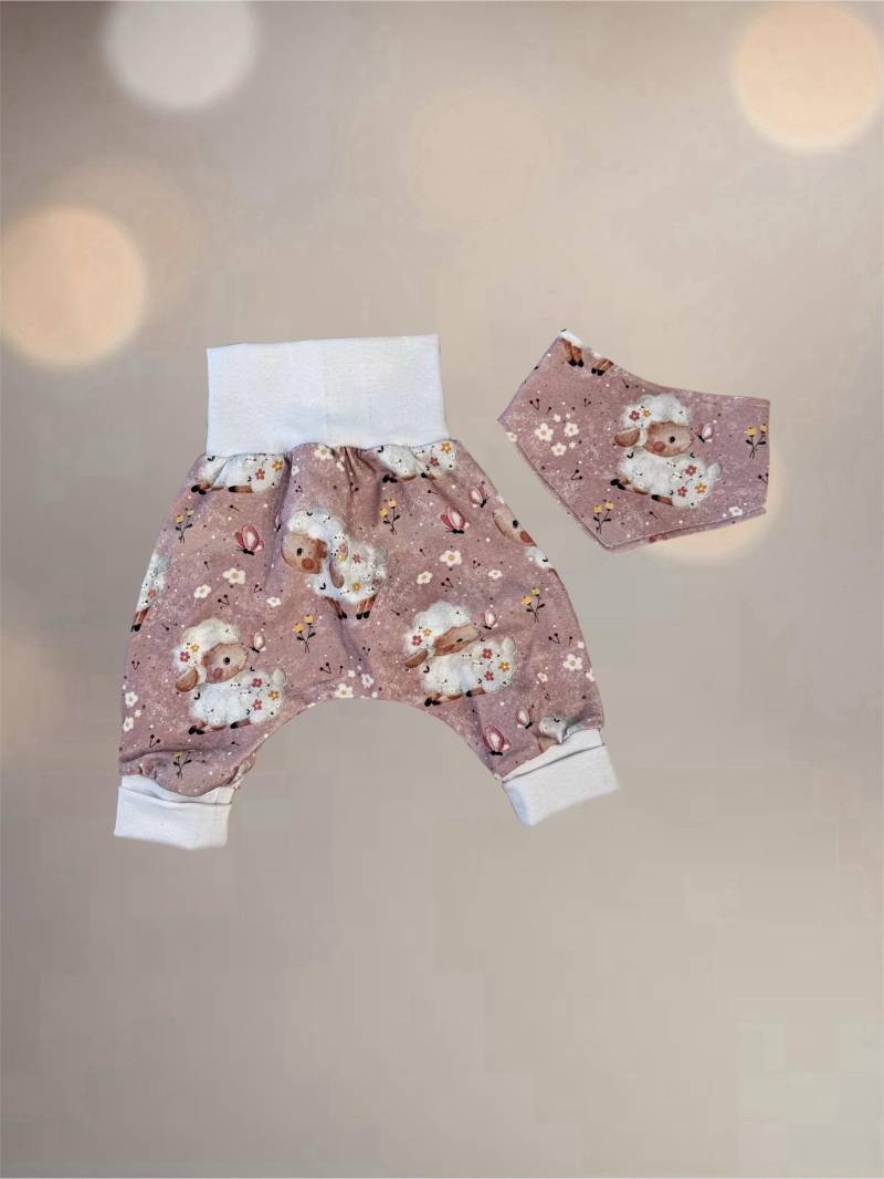 Pumphose Baby Schäfchen Handmade | Mitwachsend 44-110 | Wächst 2-3 Größen Mit Babyhose Mädchen Geschenk Geburt Taufe Frühling von AnnasFadenliebe