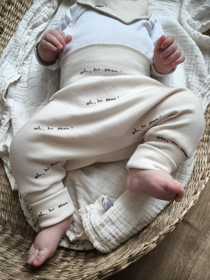 Pumphose Baby Kinder Cremefarben Handmade 44-110 | Mitwachsend 2-3 Größen Schlichte Hose Unisex „Oh Hi There" Geschenk Geburt Taufe von AnnasFadenliebe