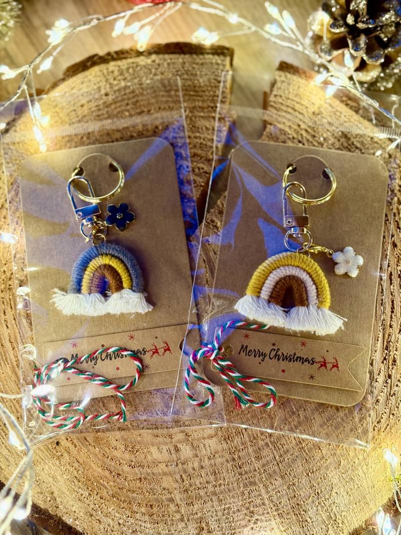 Weihnachts Schlüsselanhänger Regenbogen - Mini Makramee Anhänger Geschenk Kleiner Glücksbringer Weihnachtsgeschenk von AnnasLeben