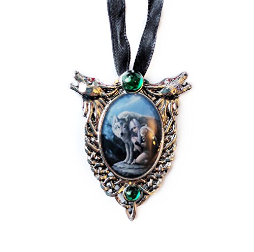 Anne Stokes Halskette mit Anhänger im Cabochon-Stil mit zwei heulenden Wölfen und keltischen Knoten mit zwei künstlichen Kristallen, mit Schleife, Motiv "Wolfskamee" Anne Stokes Halskette mit Anhänger im Cabochon-Stil mit zwei heulenden Wölfen und keltischen Knoten mit zwei künstlichen Kristallen, mit Schleife, Motiv "Wolfskamee" von Anne Stokes Enchanted Cameos