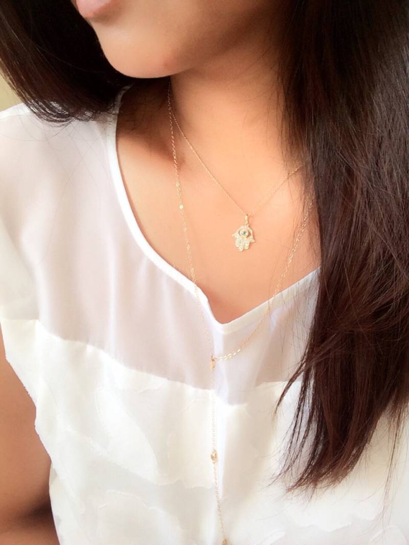 Gold Hamsa Hand Halskette Mit Blautopas Evil Eye Halskette, 14K Solid Gold Anhänger von AnneAndAdriana