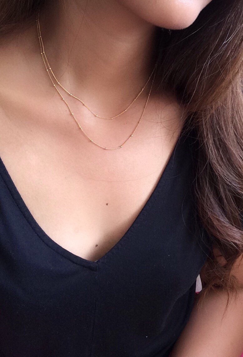 Set Von 2 Satelliten Halskette , Layered Perlenkette Zierliche Goldkette Station Set Von 2 Satelliten Halskette , Layered Perlenkette Zierliche Goldkette Station von AnneAndAdriana