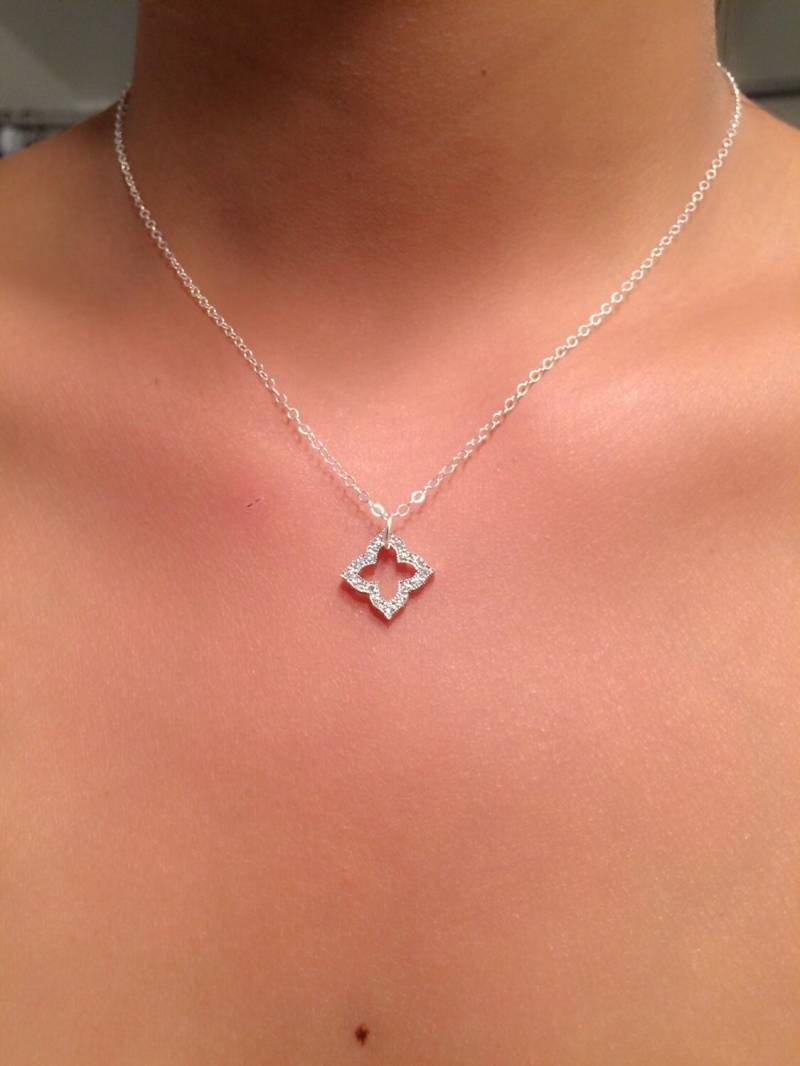 Zierliche Halskette Mit Diamant Form Anhänger von AnneAndAdriana