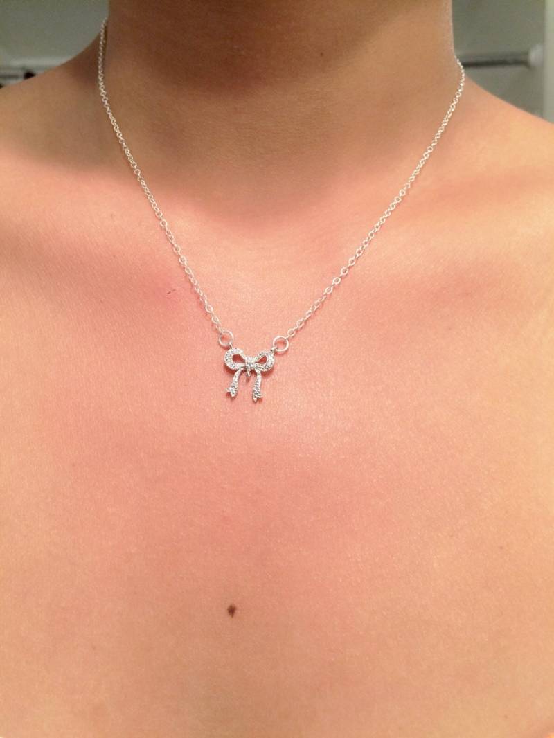 Zierliche Silber Schleife Halskette von AnneAndAdriana