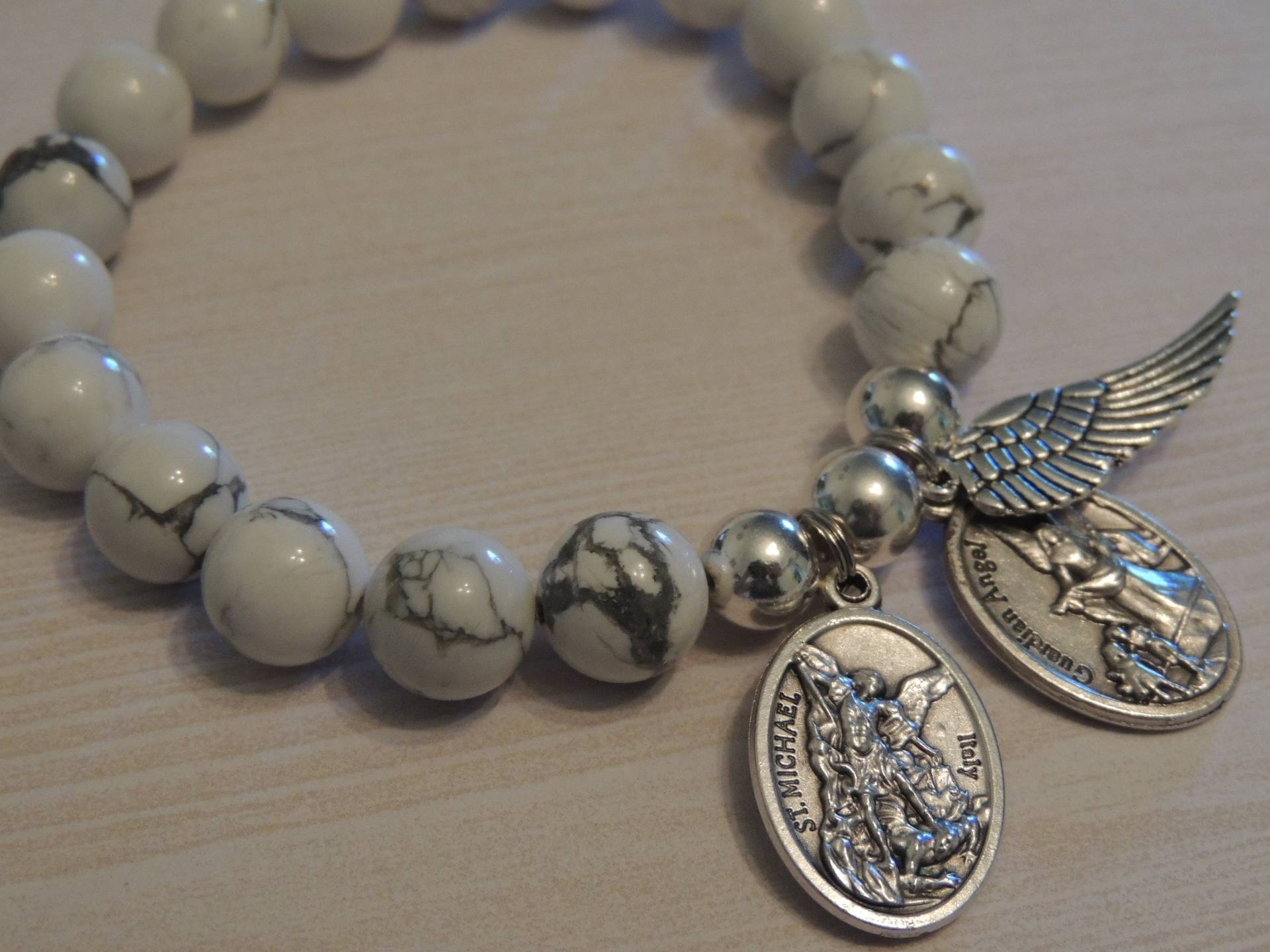 st Michael Erzengel Armband Howlith Edelstein, Schutzengel Flügel Charm st Michael Erzengel Armband Howlith Edelstein, Schutzengel Flügel Charm von AnneGaleJewels