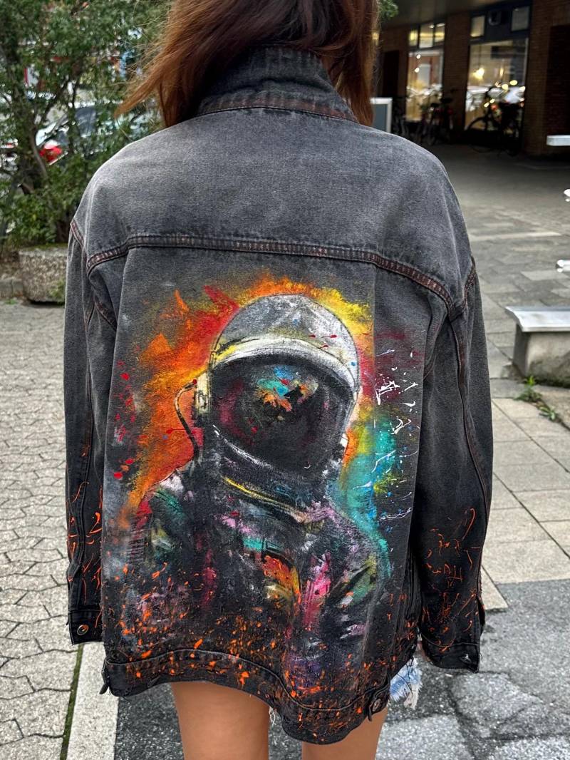 Customized Hand Painted Distressed Oversized Denim Black Jacket With An Image Of Large Astronaut in Street Art | Graffiti Technique von AnneGraceArt